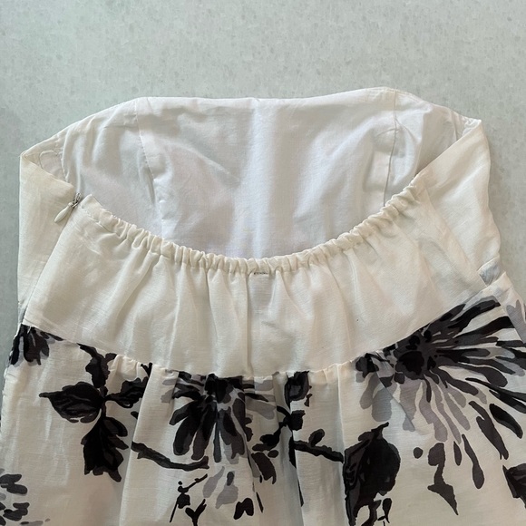 Never worn brand new Benetton strapless grey and white floral dress. Size S. - Picture 8 of 8